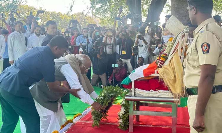 சிவராஜ் பாட்டீல் மறைவு: கார்கே நேரில் அஞ்சலி